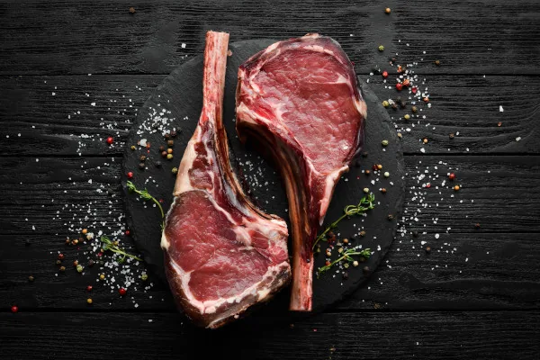 Dry Aged Beef liegt auf einer Platte