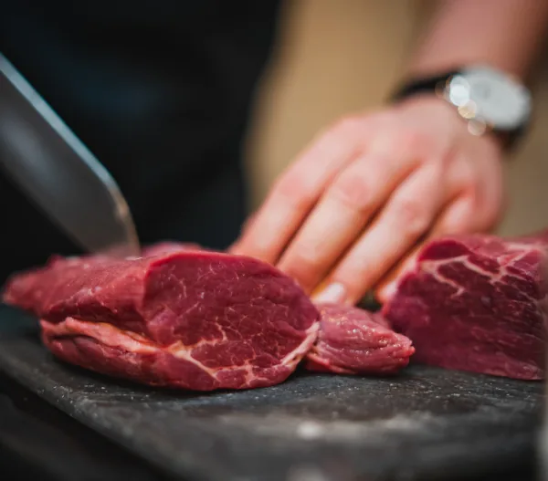 Schneiden eines Steaks in Steakhaus in Oberhausen