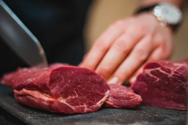 Schneiden eines Steaks in Steakhaus in Oberhausen