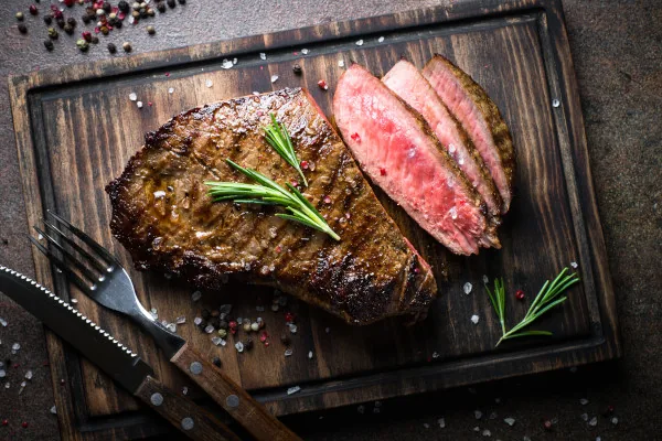 Gutes Steak, aufgeschnitten auf einer Platte