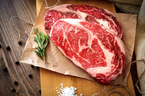 Rohes Steak mit Rosmarin und grobem Salz