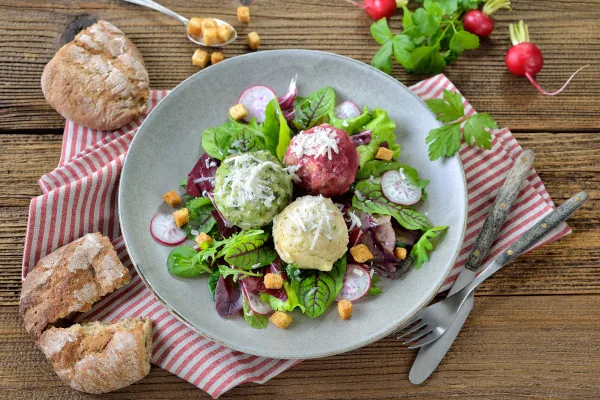 Leckerer Wildkräutersalat als vegetarische Alternative