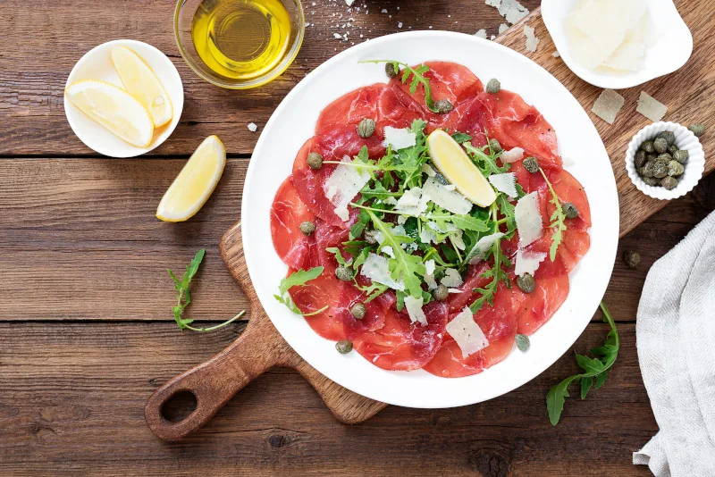 Carpaccio auf einem Teller als Vorspeise