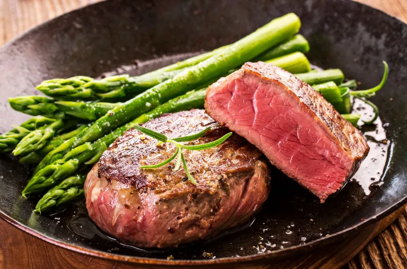 Hauptgang eines leckeren Steakmenüs mit grünem Spargel