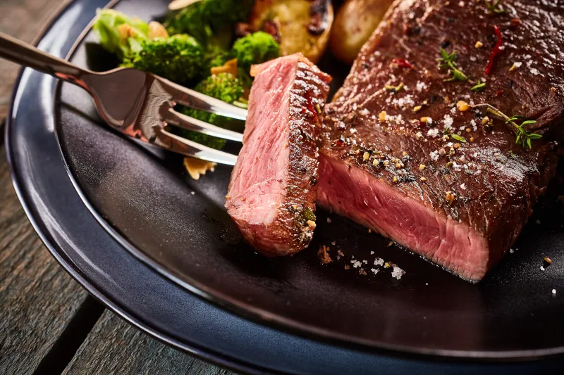 Steak mit einer leckeren Beilage auf einem Teller