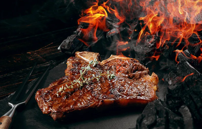 Steak, gegrillt auf einem Holzkohlegrill in Oberhausen