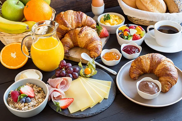 Gedeckter Frühstückstisch